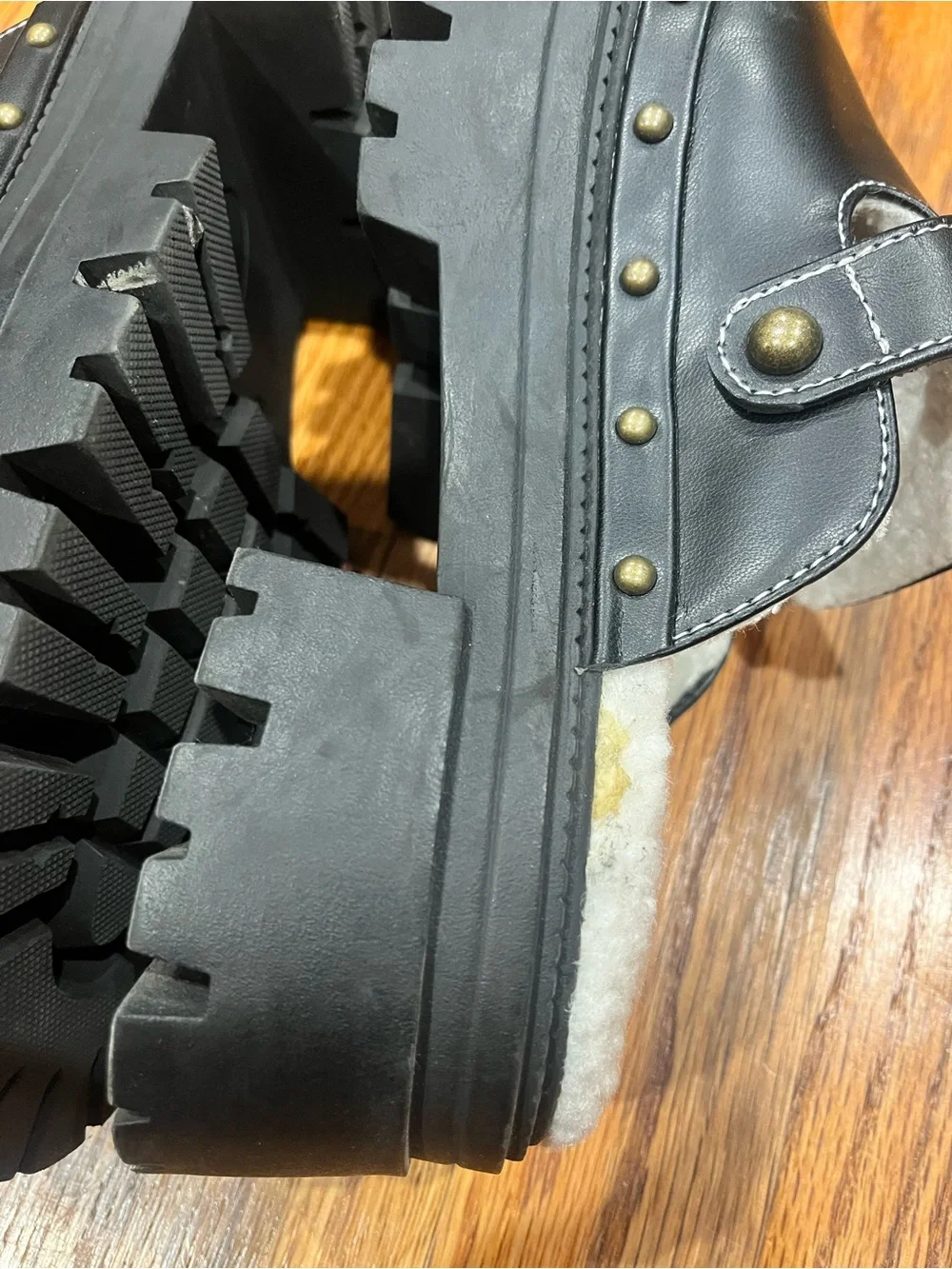 Women American Eagle AE Cozy Lug Clog Black Studded Platform Buckle Mule Size 8